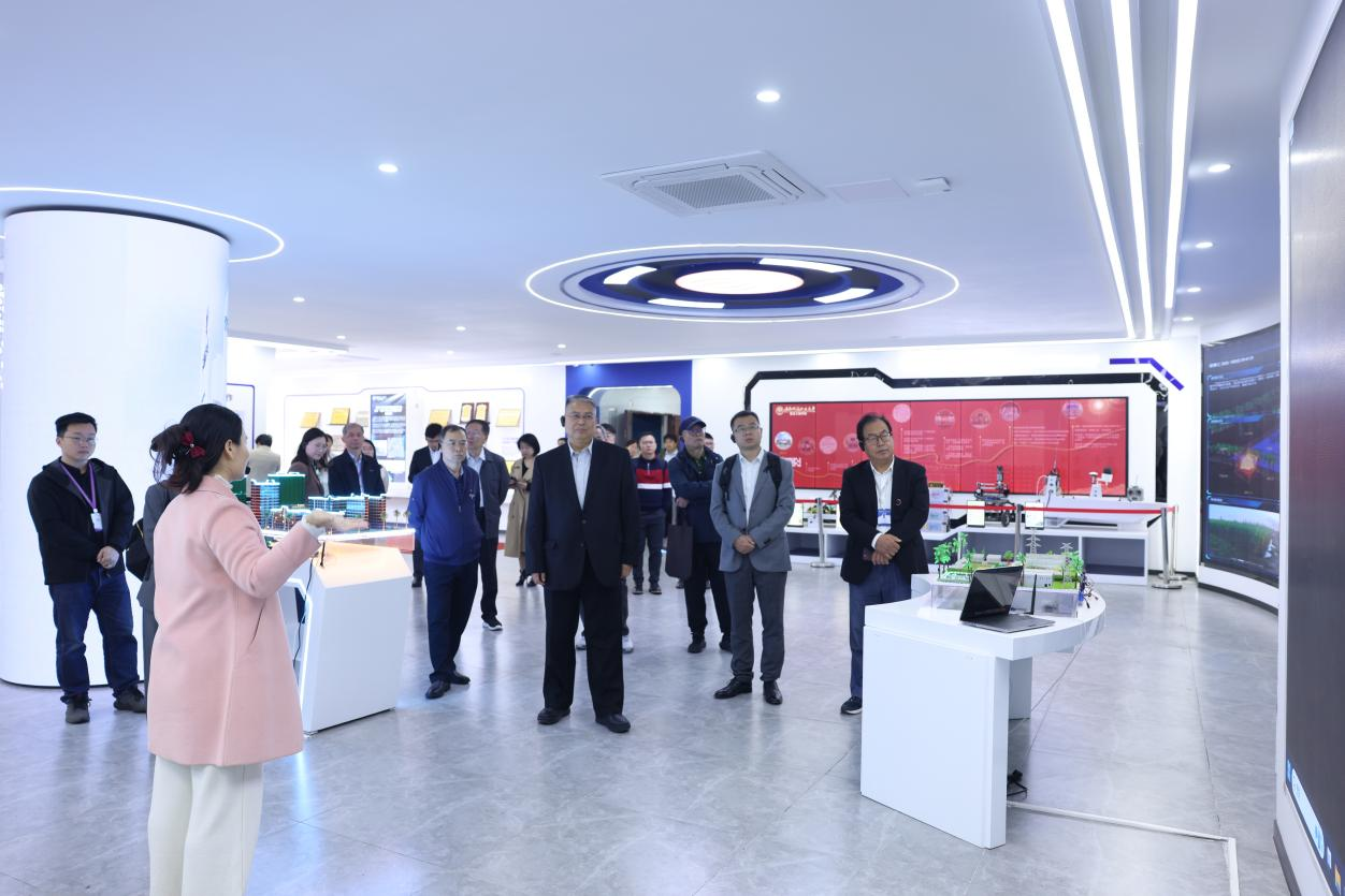 胜游网页版在线登录校长张连绪一行参观数字化智能展厅