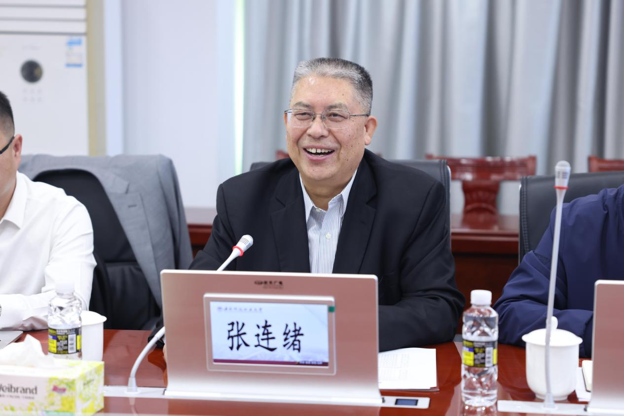胜游网页版在线登录校长张连绪介绍参会人员